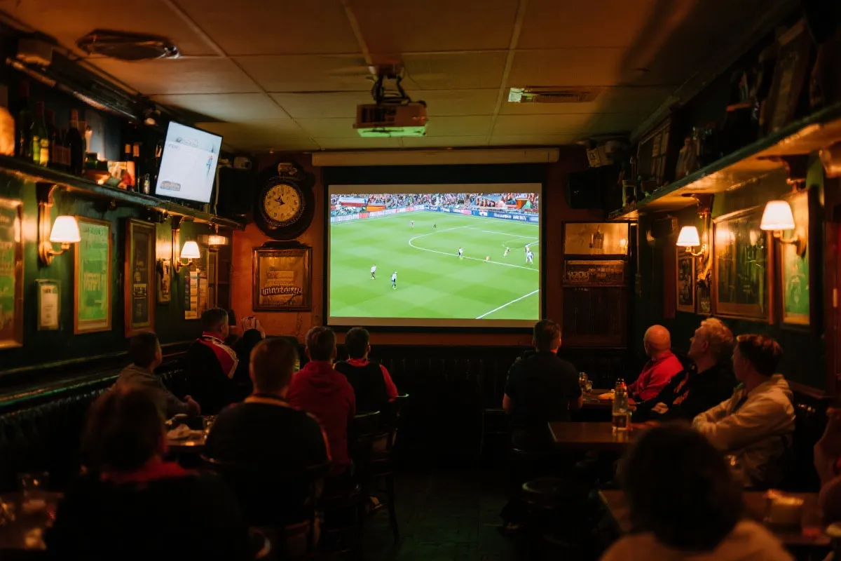 多伦多酒吧内球迷围观大屏幕，灯光温暖，纪实摄影